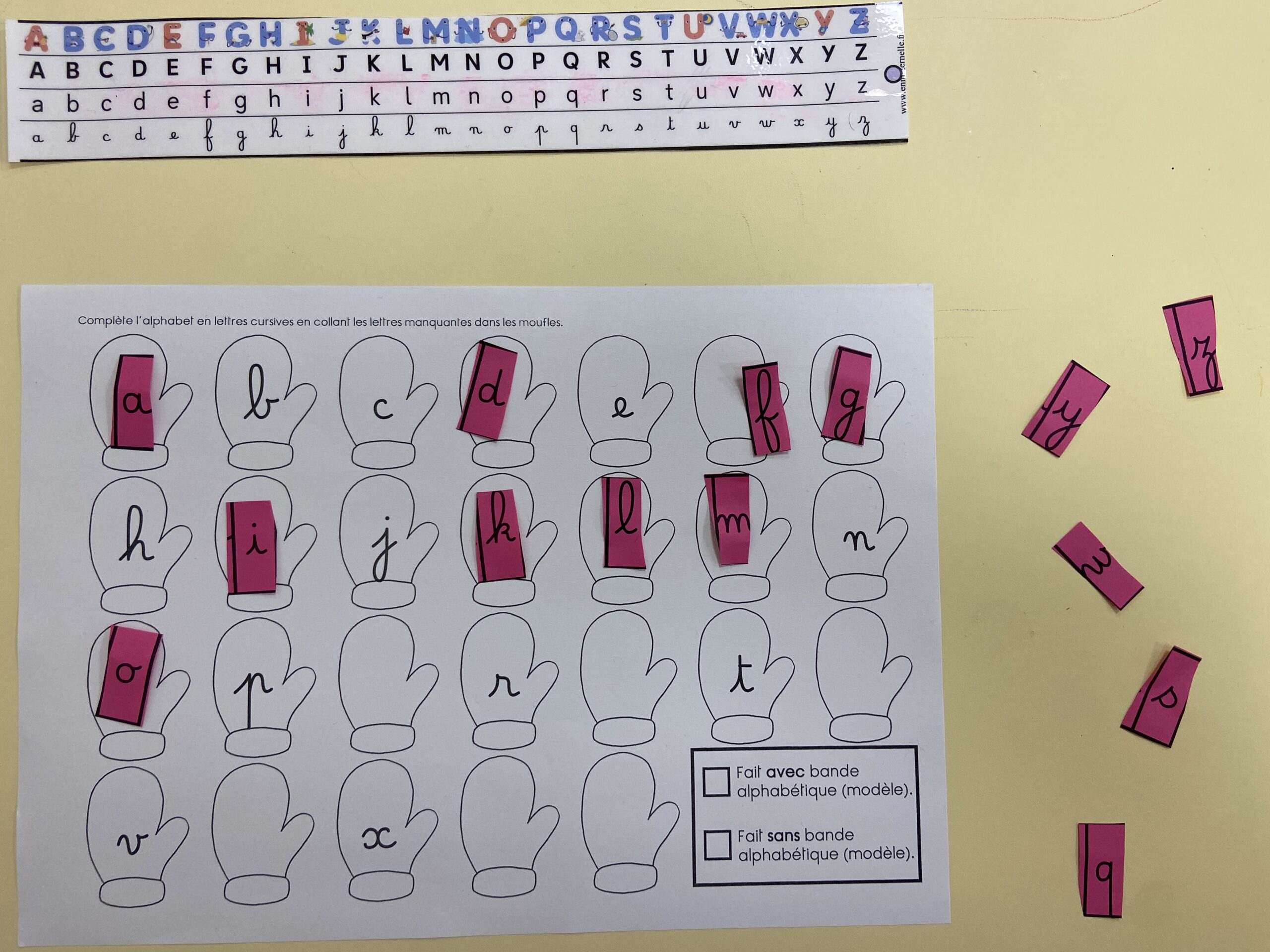 Moufles : Alphabet à trous cursive ou scripte ou capitale