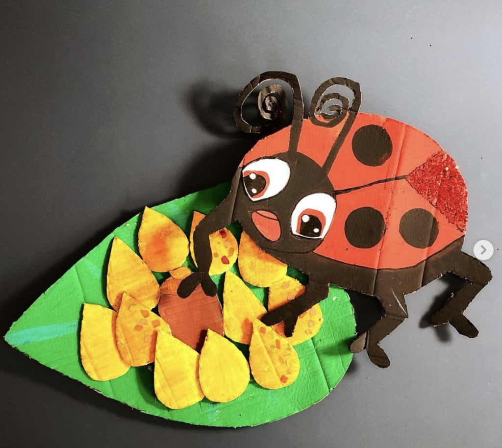 coccinelle et oeufs peinture collective sur carton