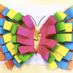 Papillon avec des bandes de papier