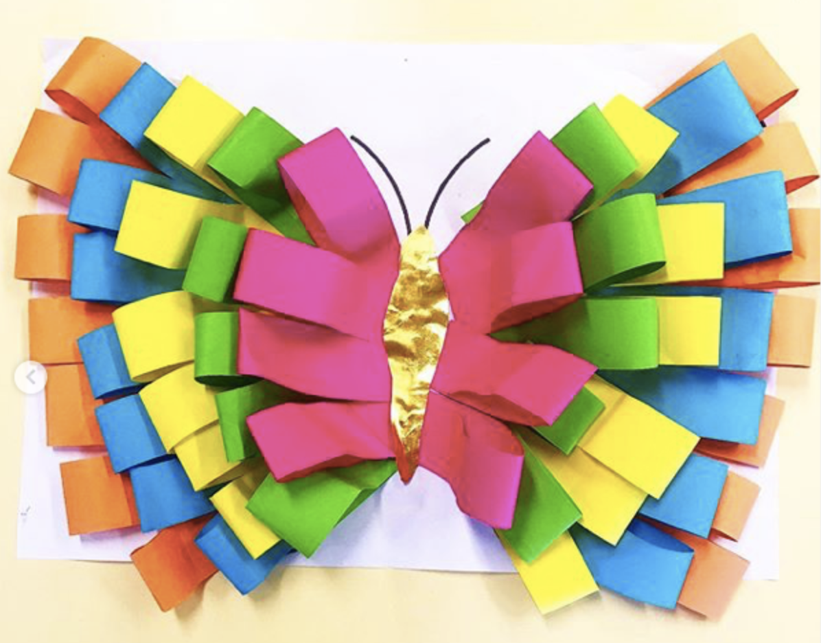 Papillon avec des bandes de papier